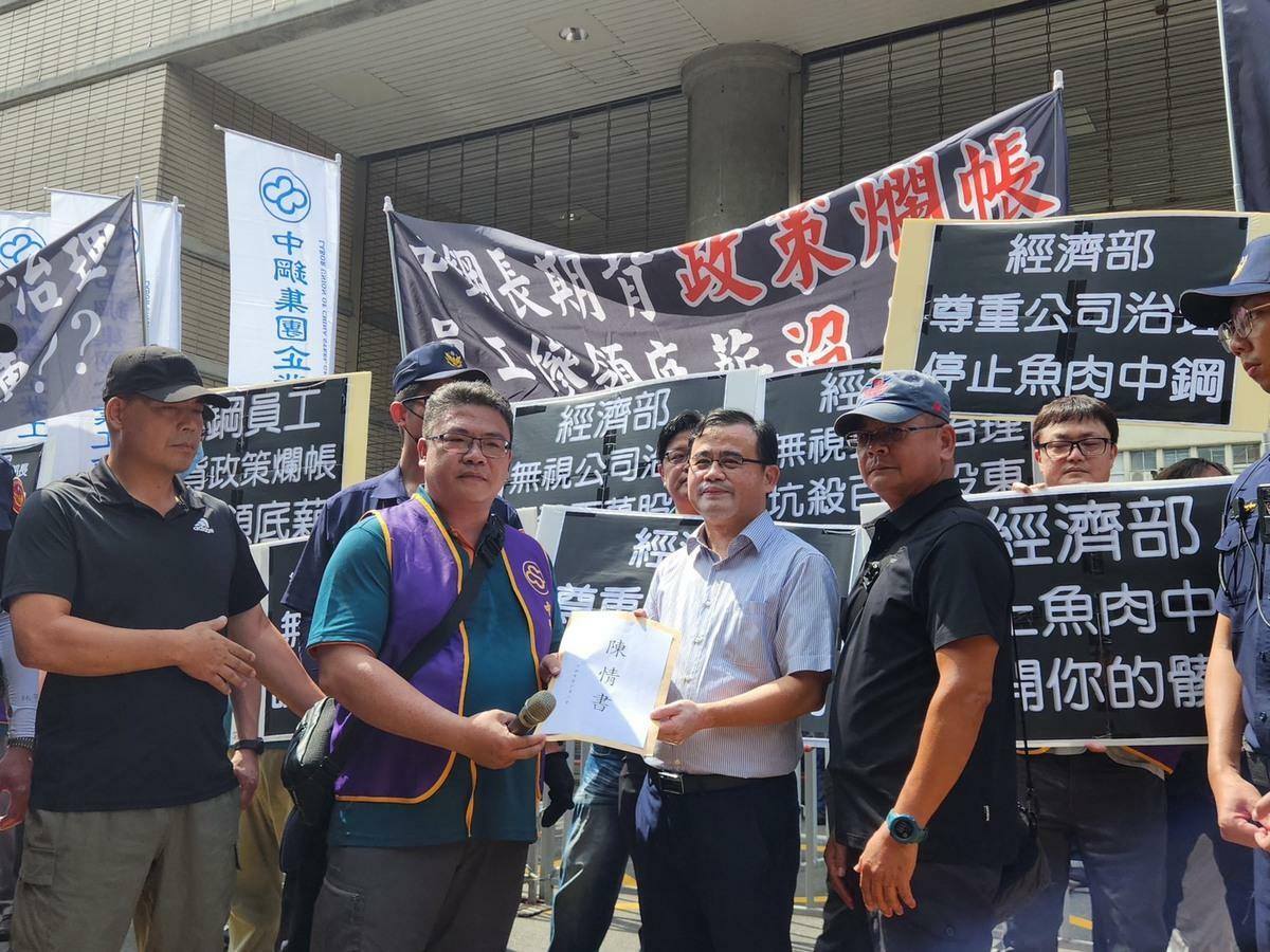 林明賢(左二)將陳情書交給經濟部代表。 圖：中鋼集團企業工會/提供