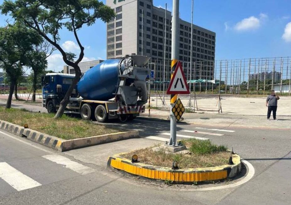 一名57歲莊姓男子騎乘自行車沿大觀路往大園方向直行，行經事故路口時，遭到一輛欲右轉行駛的混凝土預拌車撞擊，導致莊姓男子當場死亡。 圖：民眾提供