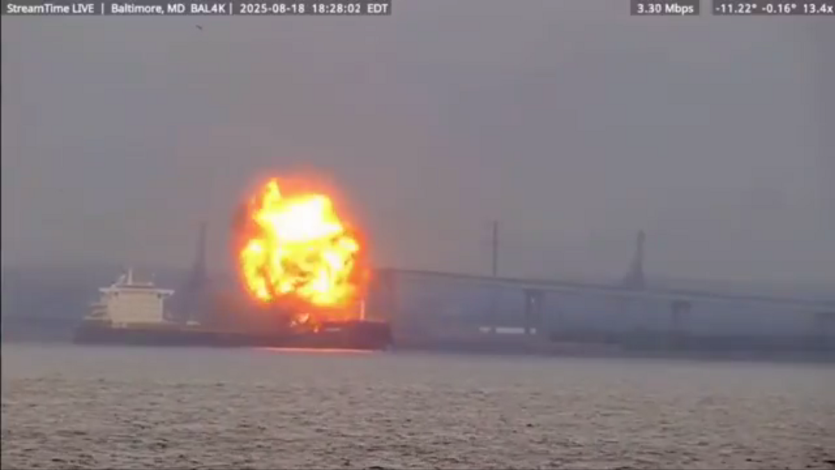 美國巴爾的摩港 18 日晚間發生船舶爆炸事故，一艘長達 228 公尺、名為「W-Sapphire」的散貨船在帕塔普斯科河、原弗朗西斯·斯科特基大橋橋址附近起火並傳出爆炸聲，所幸船上 23 名船員雖一度全數落水，但均安然無恙。 圖:翻攝自影片