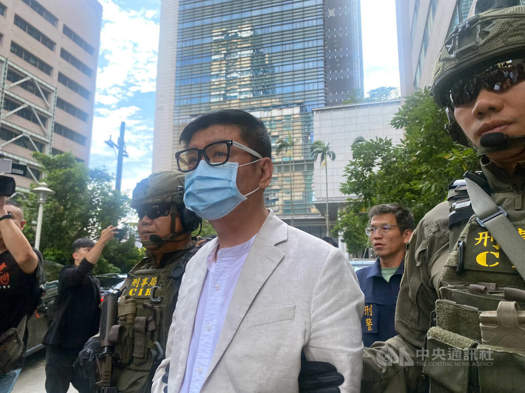 天道盟主「鐵霸」曾盈富（中）與太陽聯盟副盟主「麥可」洪瑞宏疑涉博弈金流洗錢情事，遭台灣新北地方檢察署指揮拘提，內政部警政署刑事警察局19日偵訊，曾盈富下午移送新北檢複訊。中央社記者黃麗芸攝　114年8月19日