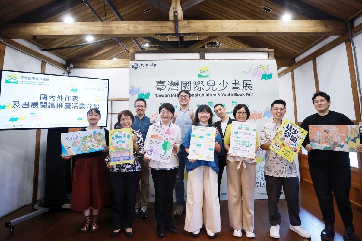 「跨越城市．閱讀無界」第1屆臺灣國際兒少書展即將於9月18日至21日於臺中國際展覽館舉行，文化部政務次長李靜慧（前排中）、臺中市政府文化局長陳佳君（左3）、臺文館館長陳瑩芳（左2）、獨立出版聯盟理事長陳夏民（右2）、岩岩數位藝術負責人Tapas_Humi（右1）等合影。 圖：文化部提供