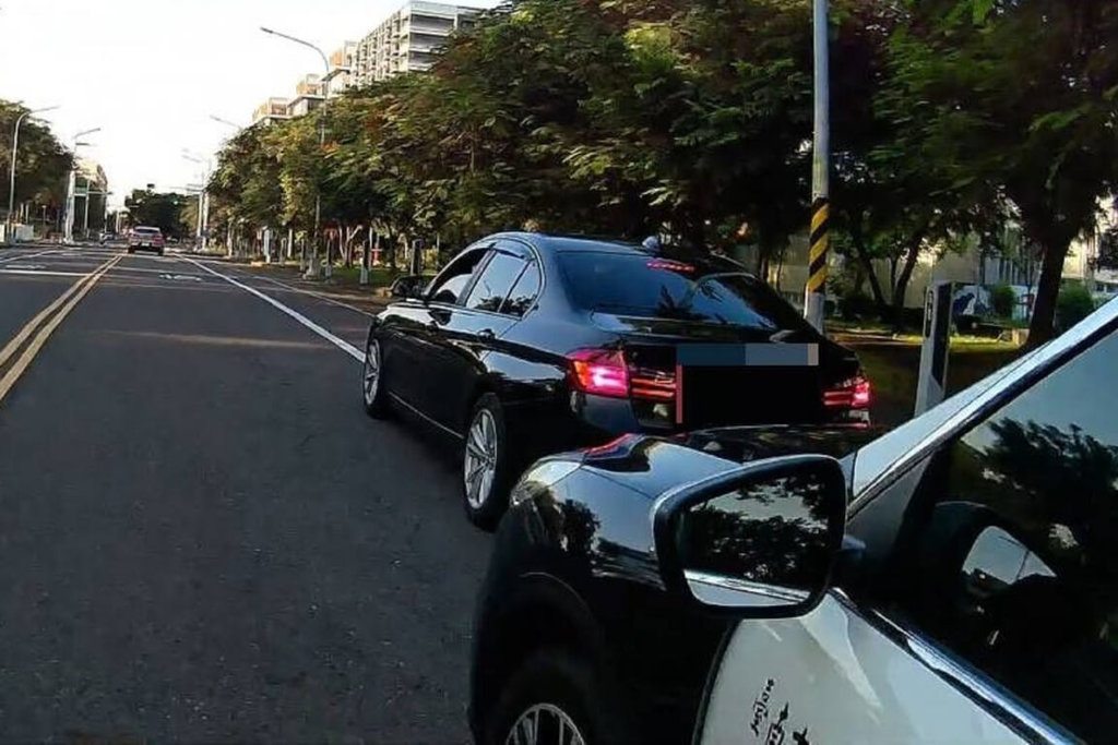 台南市警方19日上午發現一輛黑色自小客車懸掛失竊車牌，盤查時對方加速逃逸，員警對右後輪開3槍制止仍遭脫逃。（讀者提供）中央社記者楊思瑞台南傳真  114年8月19日