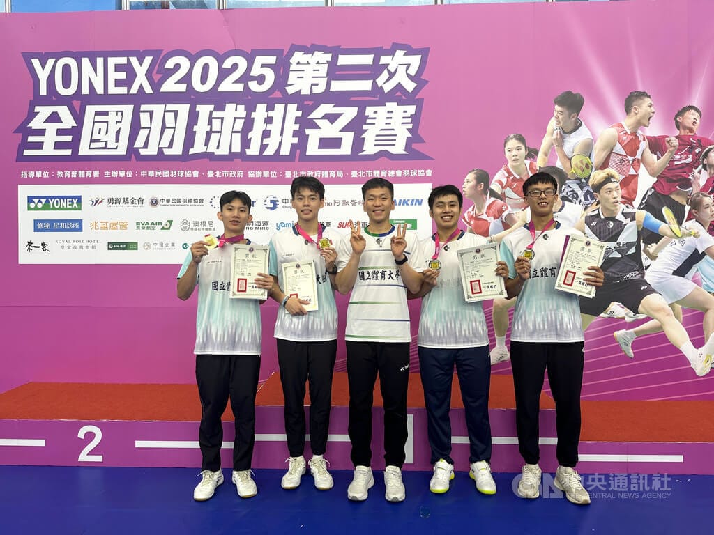 台灣羽球名將李洋（中）任教國立體育大學後率隊屢創佳績，19日結束的全國羽球排名賽，乙組男雙冠軍賽也有國體大選手順利晉升甲組。李洋表示，能幫球員們升上夢寐以求的甲組很有成就感。中央社記者黎建忠攝　114年8月19日