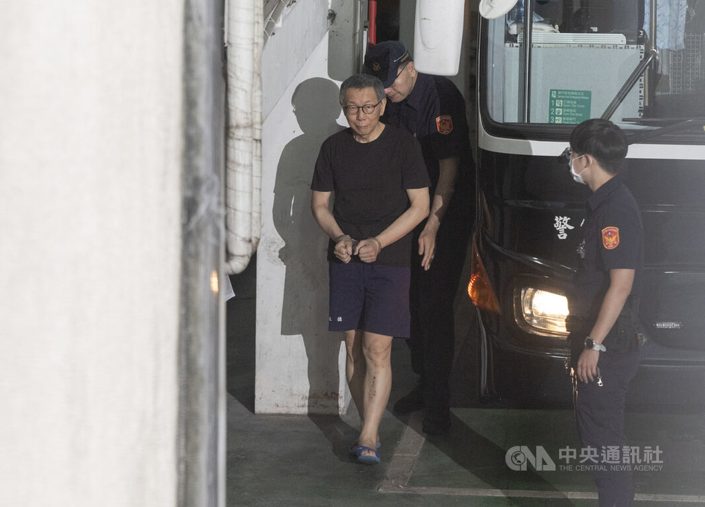 台北地方法院19日上午開庭持續審理前台北市長柯文哲（圖）涉貪污案，柯文哲由法警戒護步下囚車。中央社記者趙世勳攝  114年8月19日