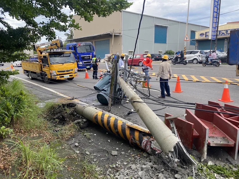 高雄燕巢區發生曳引車鋼材掉落，電線桿遭擊落並導致513戶停電。 圖：警方提供