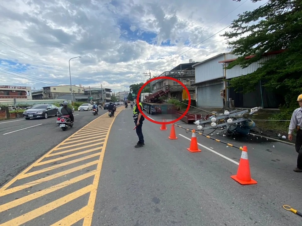 曳引車疑似因鋼材未妥善固定，警方將依法開罰，台電也會依章索賠。 圖：警方提供
