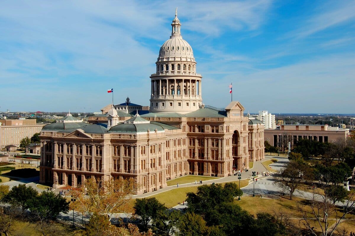 儘管週一的眾議院會議已達到法定人數，但仍有約二十多名民主黨議員缺席。最終，伯羅斯在敲下法槌後宣布休會至週三，而各委員會則在當晚照常舉行。 圖:翻攝自X帳號@peoplefor