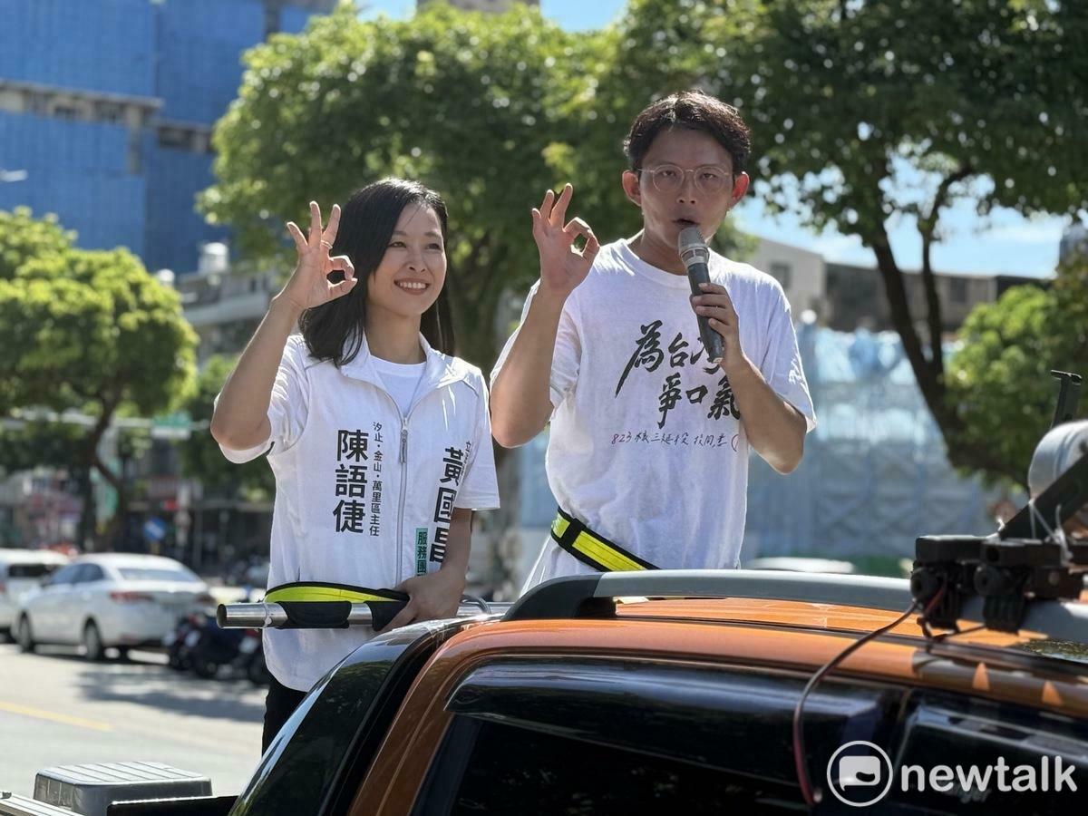 民眾黨主席黃國昌（右）、黃國昌汐金萬主任陳語倢（左）今進行核三延役公投投同意車掃。 圖：周煊惠 / 攝