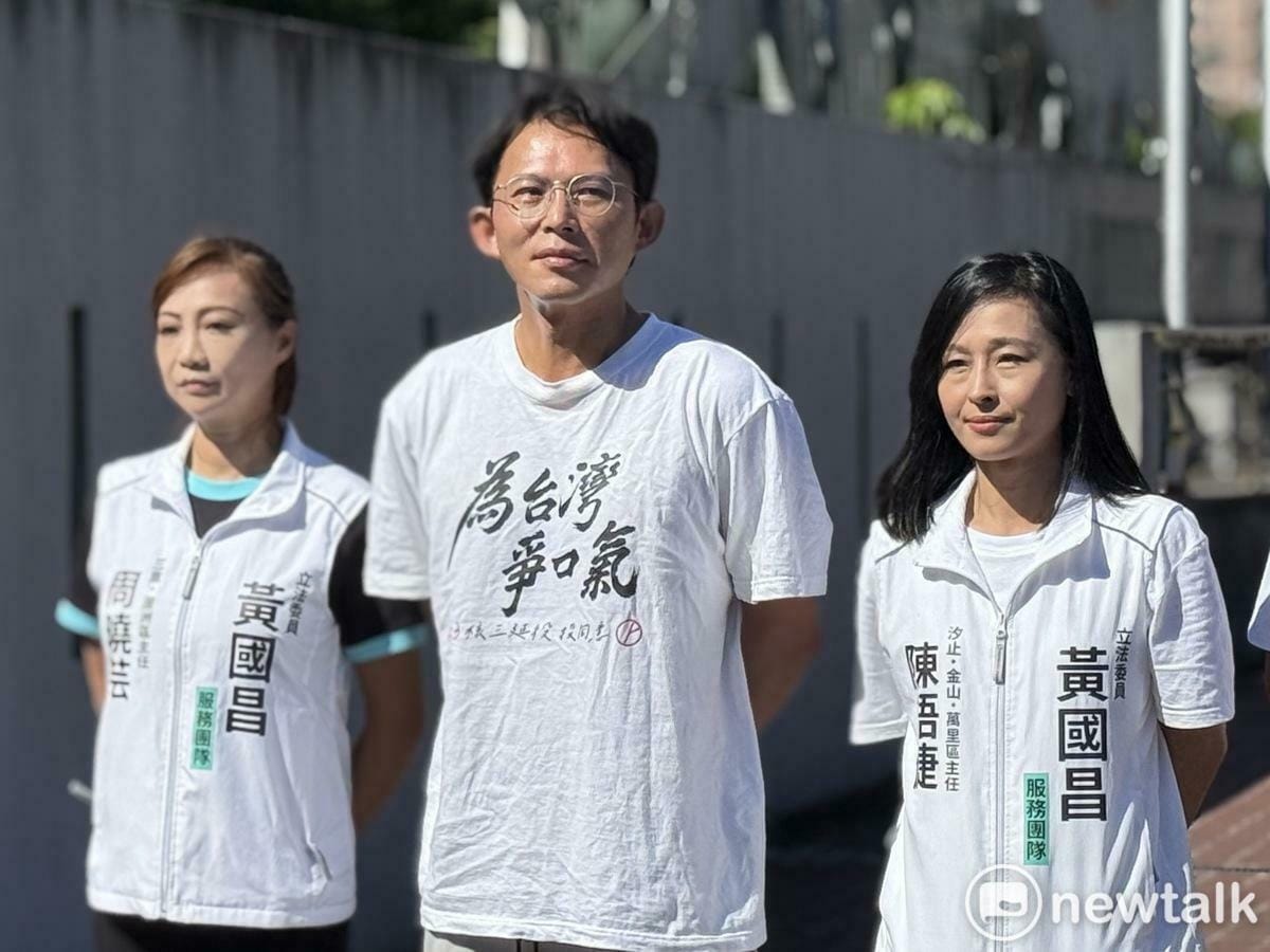 民眾黨主席黃國昌（中）、黃國昌汐金萬區主任陳語倢（右）、黃國昌三蘆區主任周曉芸（左）。 圖：周煊惠 / 攝