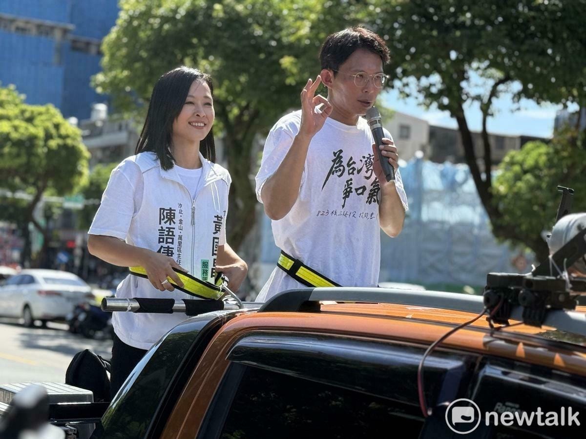 民眾黨主席黃國昌（右）與黃國昌汐金萬區主任陳語倢（左）展開核三延役公投投同意車掃。 圖：周煊惠 / 攝