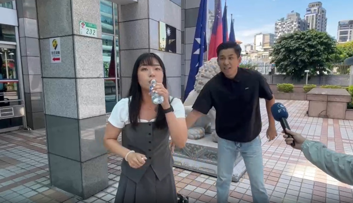 國民黨發言人楊智伃當場喝下民進黨台北市黨部前副執行長陳聖文帶來的水。 圖：讀者 / 提供