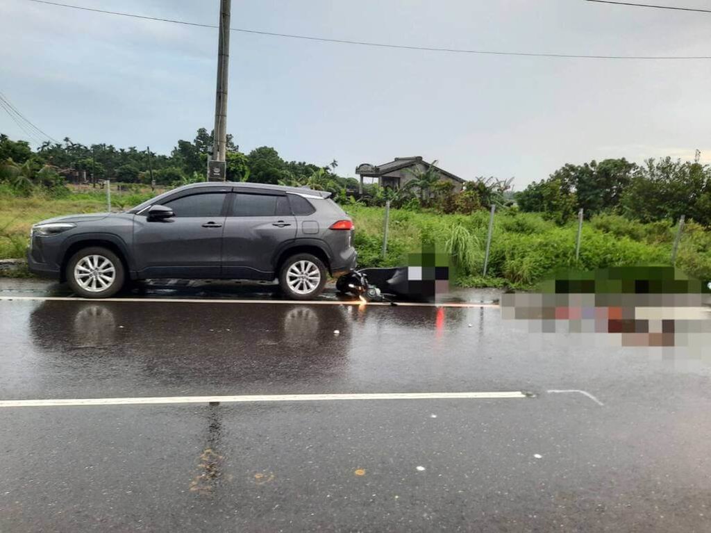屏東縣新園鄉19日傍晚發生1起自摔死亡車禍。莊姓騎士行經臥龍路段，疑為閃避停在路旁轎車滑倒，遭大客車輾過頭部當場死亡。（屏東縣政府警察局東港分局提供）中央社記者黃郁菁傳真 114年8月20日