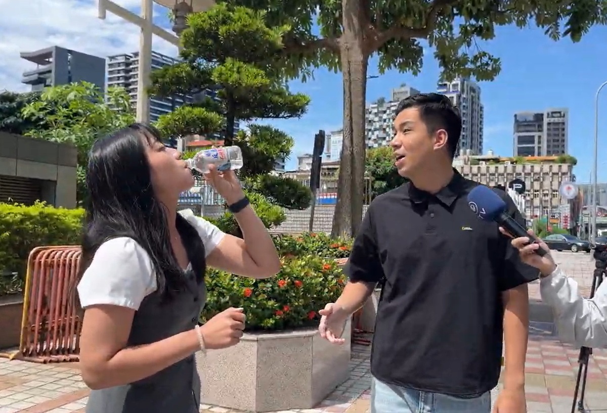 國民黨發言人楊智伃當場喝下陳聖文帶來的水。 圖：國民黨/提供