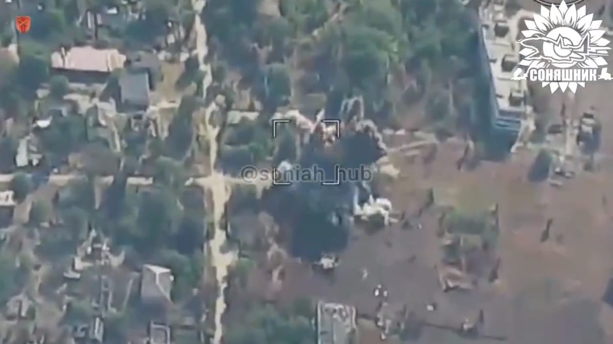 烏軍近期加強對俄軍陣地的打擊力度，一座位於烏東地區的俄軍基地甚至遭到烏克蘭米格-29 戰機以 AASM 「鐵鎚」導引炸彈襲擊。 圖：擷取自 @front_ukrainian X 分享影片