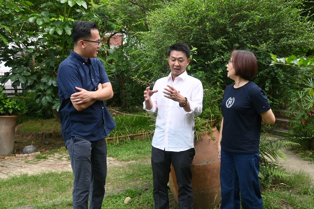 林智鴻(左)及黃飛鳳(右)正面表態力挺許智傑(中)參選高雄市長。 圖：孫家銘翻攝