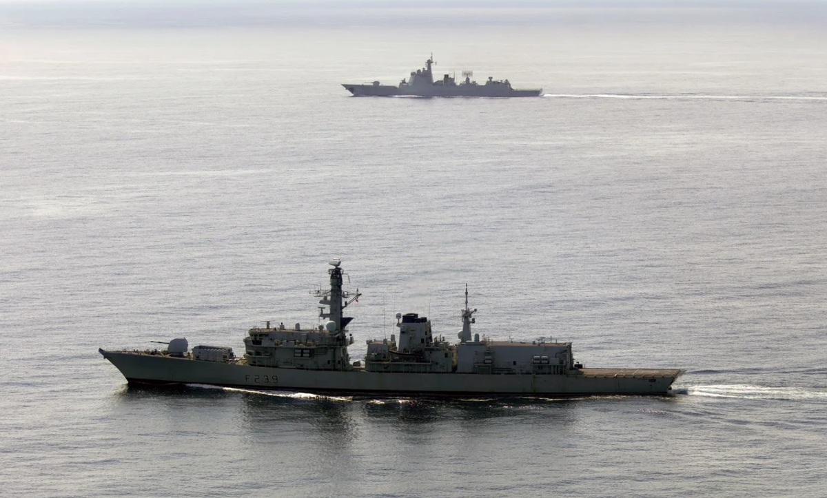 英國23型巡防艦「里奇蒙號（F239）」（前）VS.解放軍052D型飛彈驅逐艦「焦作號（舷號163）」（後）。圖為中艦2024年7月經英吉利海峽，英艦監控。 圖：翻攝Royal Navy