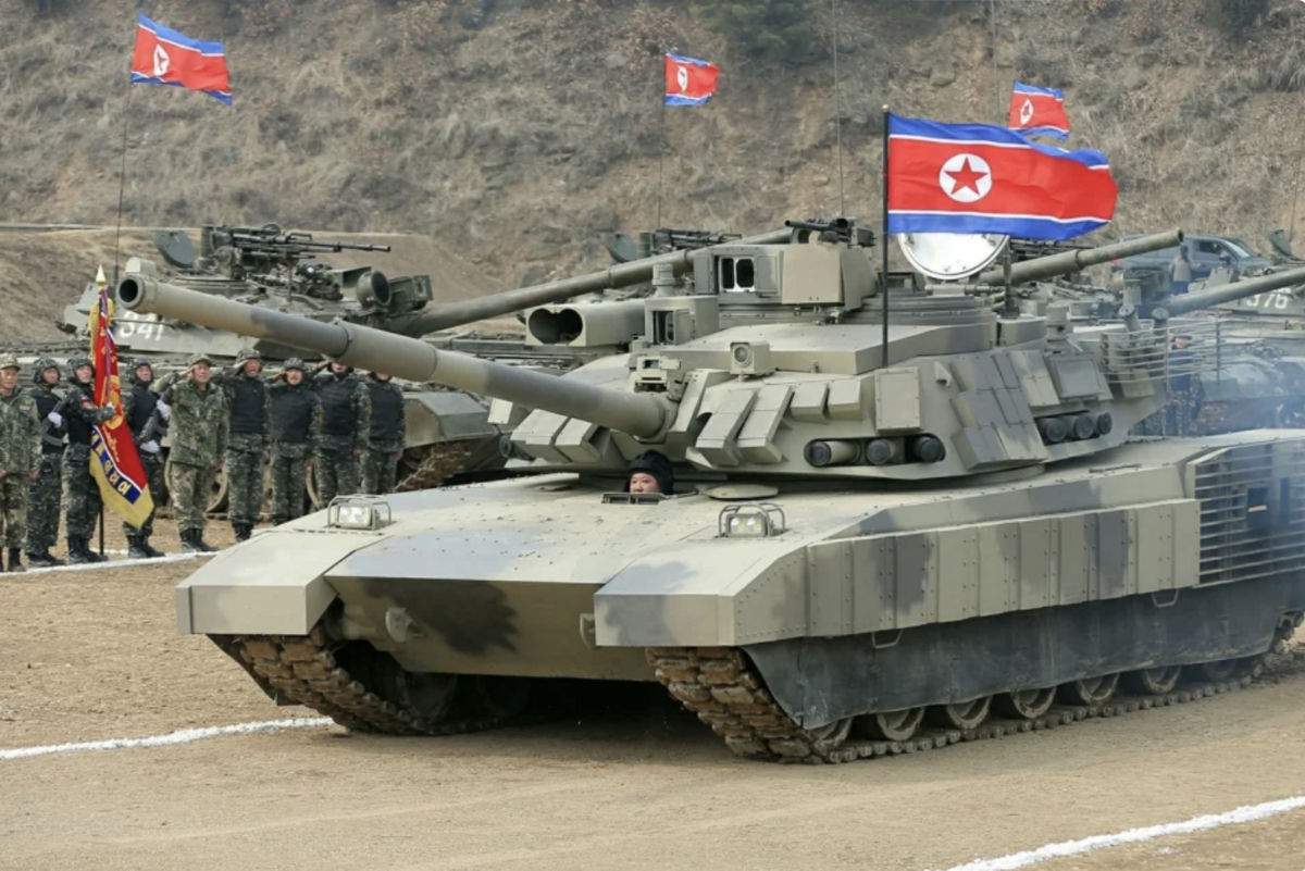 俄軍本身仍擁有大量 T-72B3、T-80 及少量 T-90M 主戰坦克，北韓裝甲更多將作為機動支援與火力補充，其真正戰略意義在於北韓得以藉此檢驗「天馬-2」性能，並累積實戰經驗。 圖：翻攝自 藍星筆記