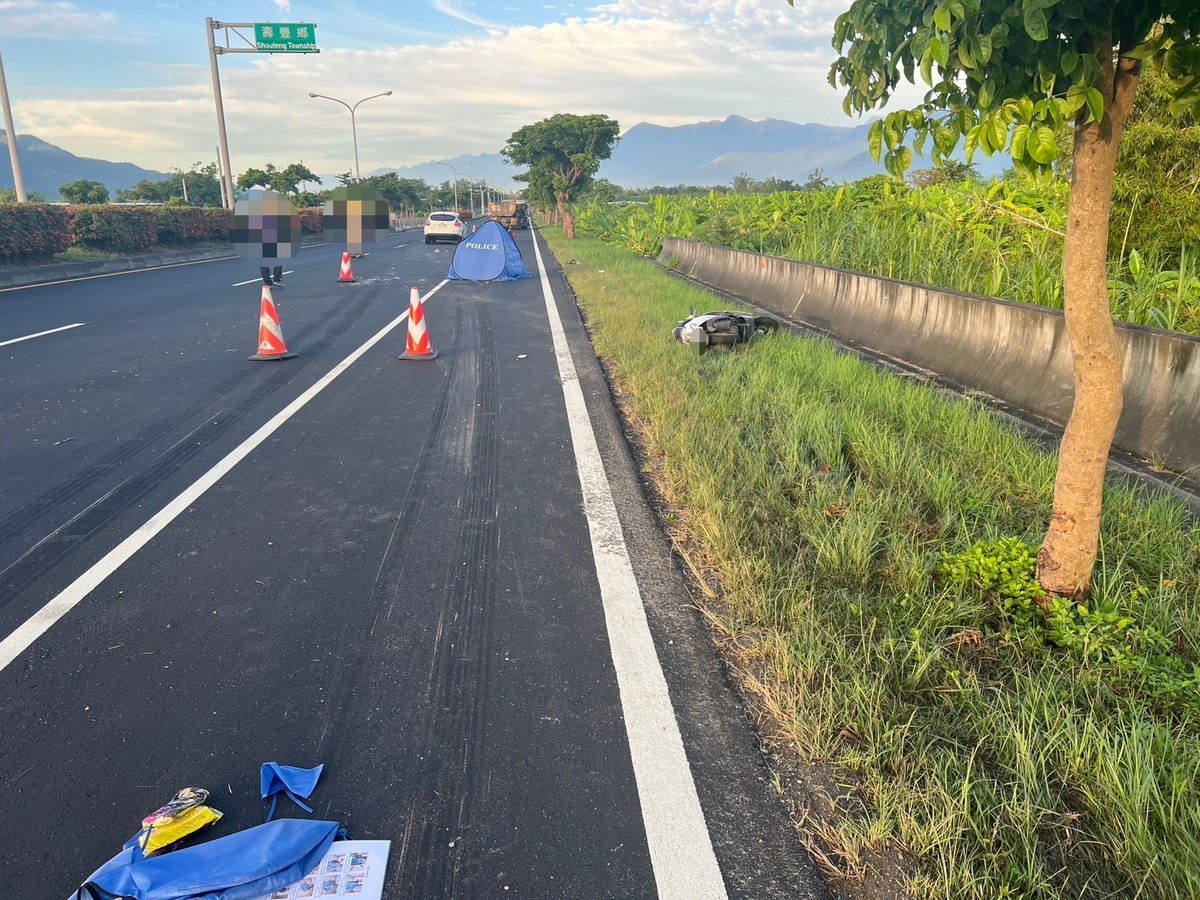 一名28歲陳姓男子在騎車上班途中，行經東華大橋南下車道，不明原因擦撞路樹後摔至車道，後方曳引車因閃避不及直截輾過，導致陳男頭部重創當場死亡。 圖：翻攝自「記者爆料網」