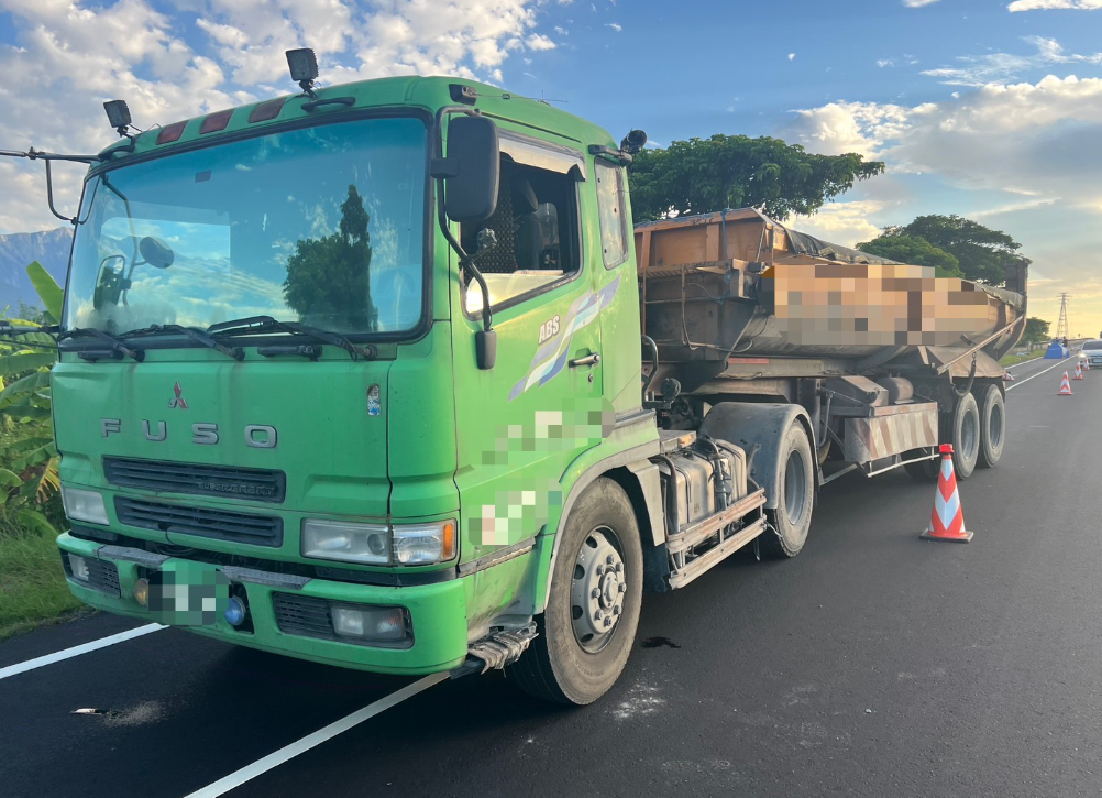 一名28歲陳姓男子在騎車上班途中，行經東華大橋南下車道，不明原因擦撞路樹後摔至車道，後方曳引車因閃避不及直截輾過，導致陳男頭部重創當場死亡。 圖：翻攝自「記者爆料網」