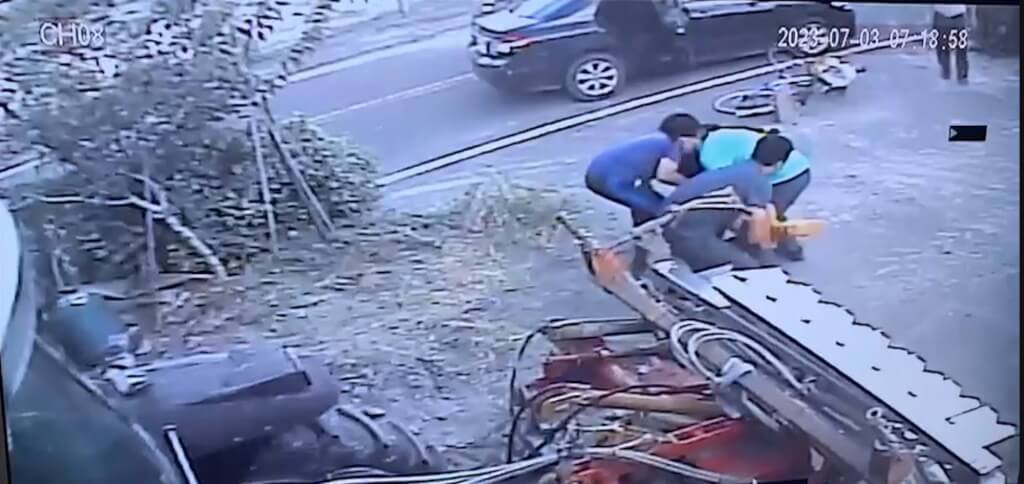 彰化縣警察局溪湖分局3名員警2023年7月誤認1名少年為非法移工，開車攔下騎腳踏車的少年後，嘗試以勒頸、拉腳及擒抱等方式要制伏少年。（民眾提供）