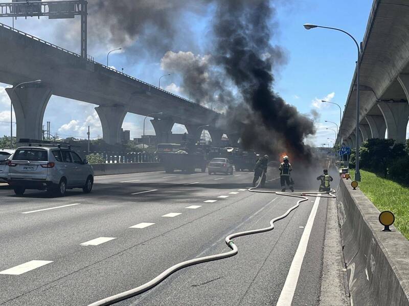 國道1號南向路段今(20)日中午發生火燒車事故。一名45歲許姓男子駕駛自小客車載著2名同事行經該路段時，車輛突因不明原因起火冒煙。消防人員趕抵現場後迅速撲滅火勢。 圖：警方提供