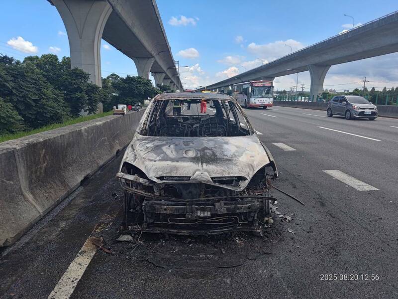 國道1號南向54.3公里桃園路段今中午發生火燒車事故，45歲許姓男子開車載著2名同事行經該路段時，不明原因車輛冒煙，立即靠邊停車逃生，隨後整輛車起火燃燒。