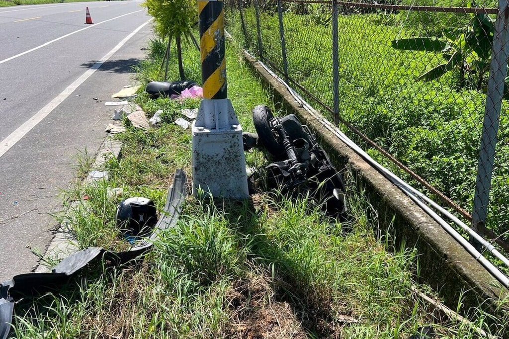 23歲王姓男子日前駕車在中埔鄉道追撞同向機車，造成7旬騎士送醫不治，警在王男車上查扣到毒品喪屍煙彈涉嫌毒駕；遭追撞機車幾乎解體，可見撞擊力道大。（警方提供）中央社記者黃國芳傳真　114年8月20日