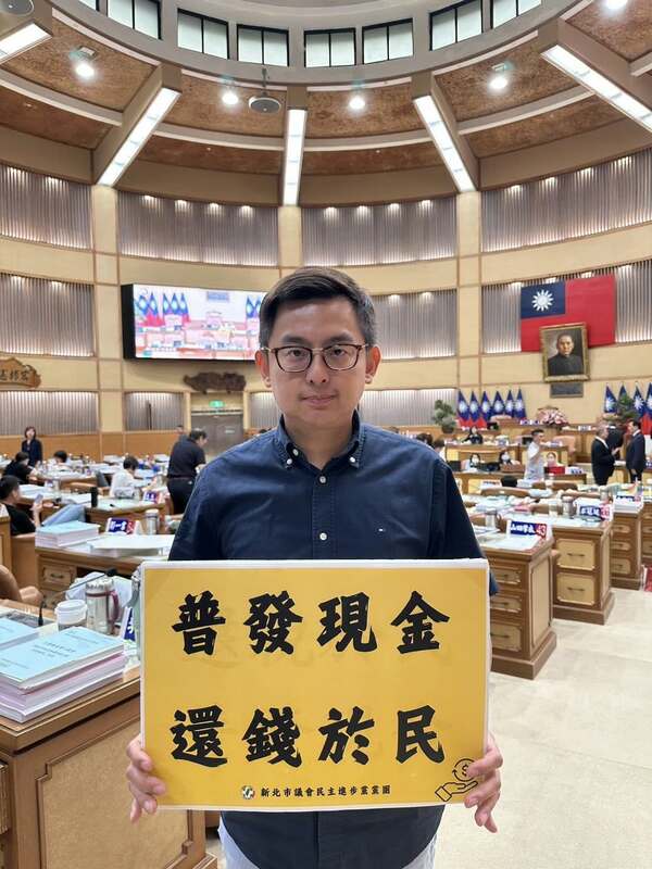 新北市議會20日通過由民進黨團發起「建議普發現金4.6萬元予每位新北市民」提案。圖為提案人民進黨新北市議員卓冠廷。 圖：翻攝「臉書」卓冠廷粉絲專頁