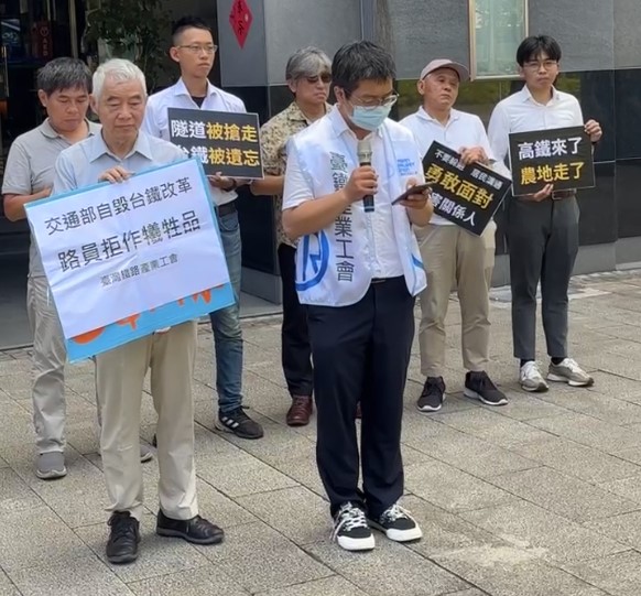 台鐵產業工會、公民幫推、高鐵延伸宜蘭監督聯盟等團體20日一早赴環境部前召開記者會，要求環評委員應停止本案審議。前交通部長賀陳旦直言，環評報告過度簡化台鐵能量與貢獻。 圖：翻攝自公民幫推直播