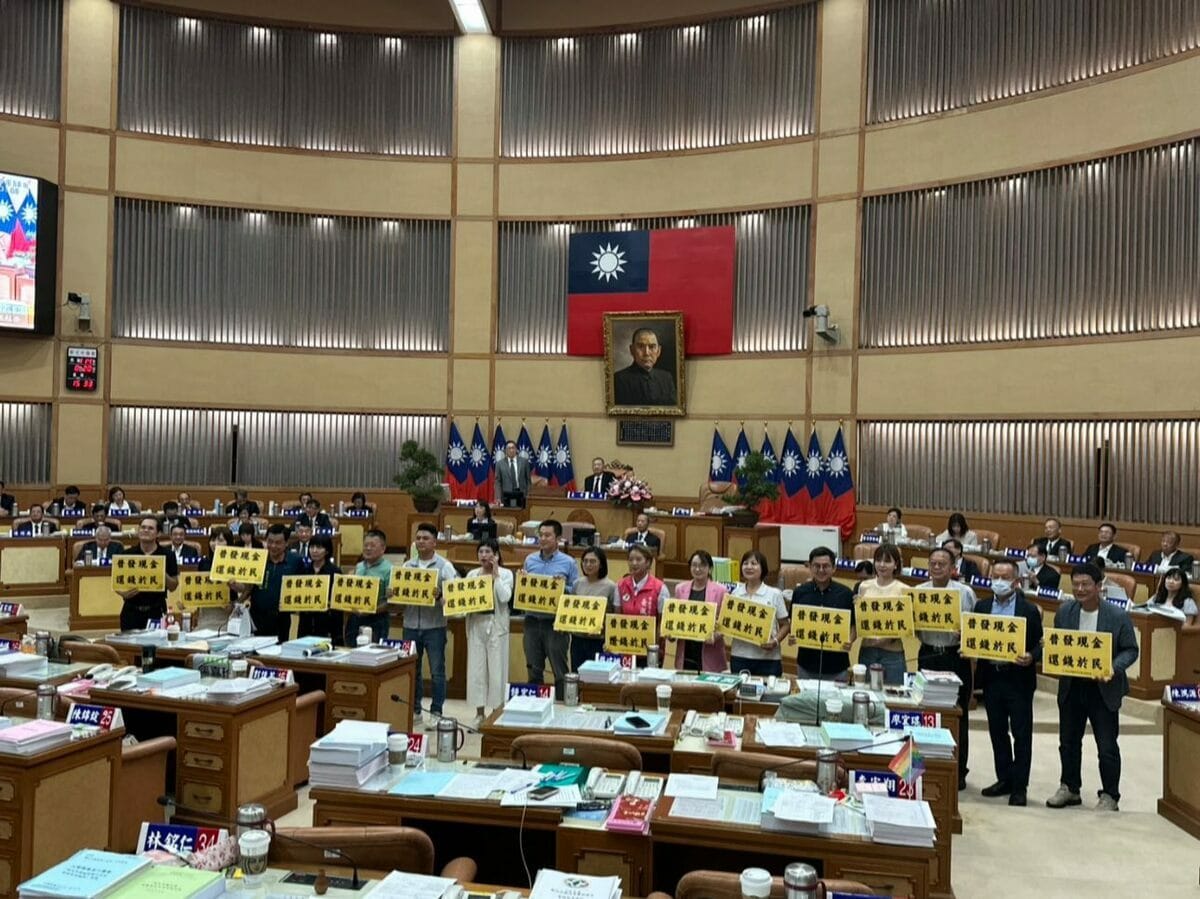 新北市議會20日召開臨時會，民進黨團提案要求市府普發現金4.6萬元，並成立振興新北產業復甦普發現金小組。 圖：翻攝自卓冠廷臉書