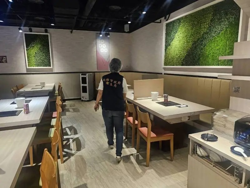 高雄市衛生局前往火鍋店稽查，對店家開出3萬元罰單。 圖：衛生局提供