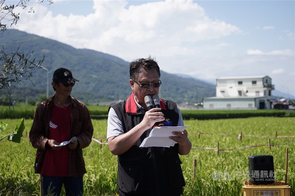 花蓮前玉里鎮長蔡秋龍（右）因涉貪侵占里長事務補助費等罪遭起訴，花蓮地方法院20日宣判，依貪污治罪條例判有期徒刑11年、褫奪公權5年，全案可上訴。（中央社檔案照片）