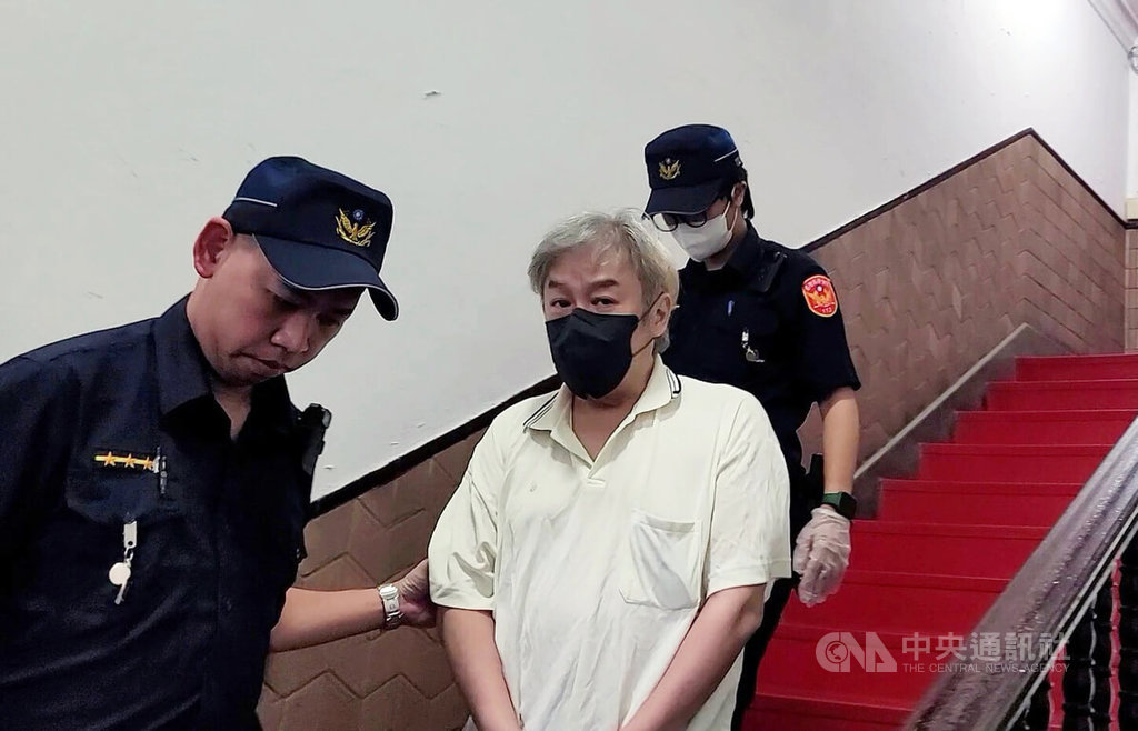 遠東航空董事長張綱維（前中）涉掏空遠航案，因羈押期限將滿，台灣高等法院20日提訊張綱維，就有無必要延長羈押，聽取檢辯及張綱維說法。中央社記者謝幸恩攝　114年8月20日