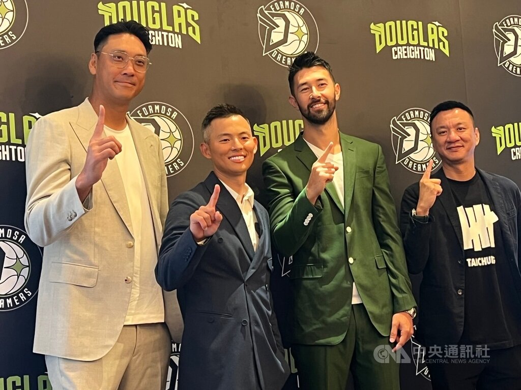 台灣「微笑射手」簡浩（右2）20日正式執掌福爾摩沙夢想家兵符，他接受媒體聯訪時透露，希望效法美國職籃NBA傳奇教頭波波維奇（Gregg Popovich），打造信任文化。中央社記者陳容琛攝　114年8月20日