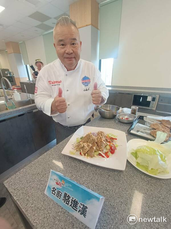 駱主廚的「飛天豬綜合沙拉排」以結合中菜與西式料理，清脆的口感讓豬排吃起來舒爽不膩且別有風味，是十分適合炎熱夏天的輕食選擇。 圖：唐復年/攝