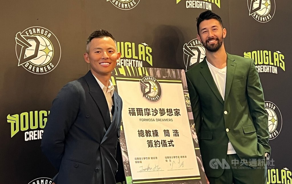 日前宣布退役的台灣「微笑射手」簡浩（右），20日正式接下台灣職業籃球大聯盟（TPBL）福爾摩沙夢想家隊兵符，總經理韓駿鎧（左）認為，簡浩是目前最適合的人選。中央社記者陳容琛攝 114年8月20日