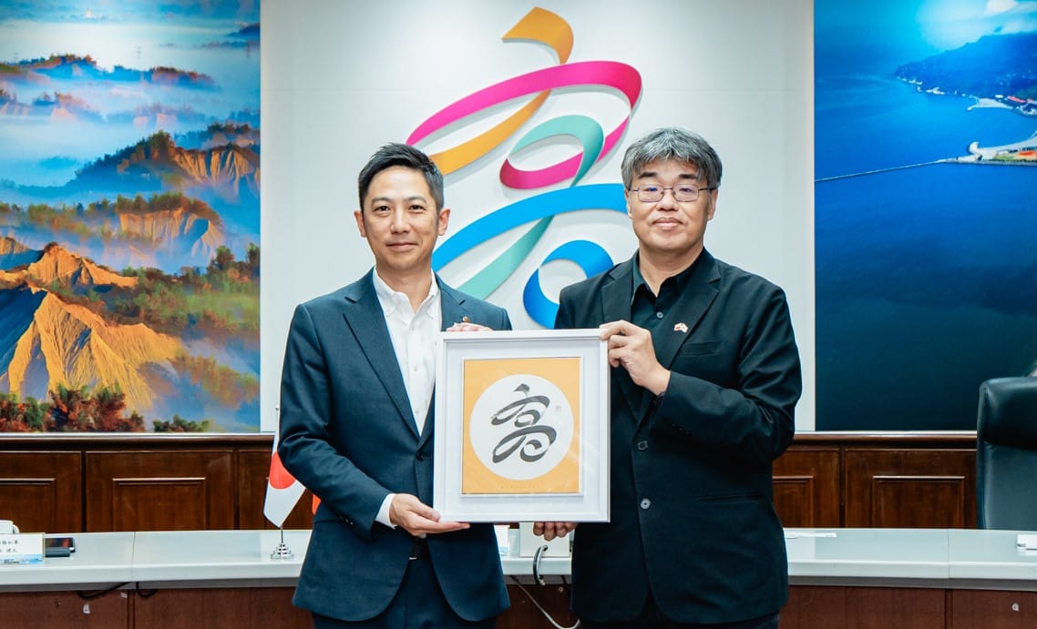 鈴木健太(左)首訪高雄，至市府拜會李懷仁(右)。 圖：高雄市行國處/提供