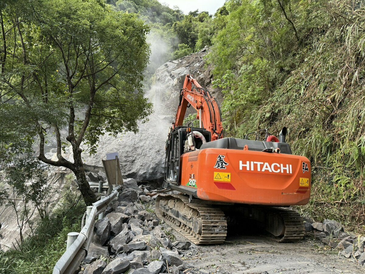 桃園復興區的台7線33k榮華橋段凌晨2時因落石坍方，造成雙向阻斷無法通行。 圖：公路局／提供