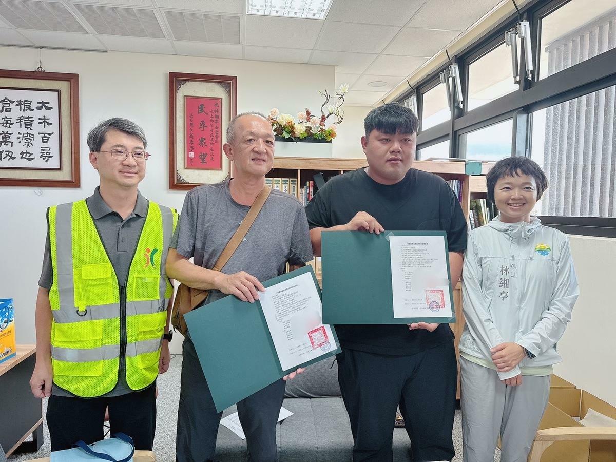 嘉義縣水上鄉首件由政府媒合的房屋修繕案簽約。 圖：行政院提供