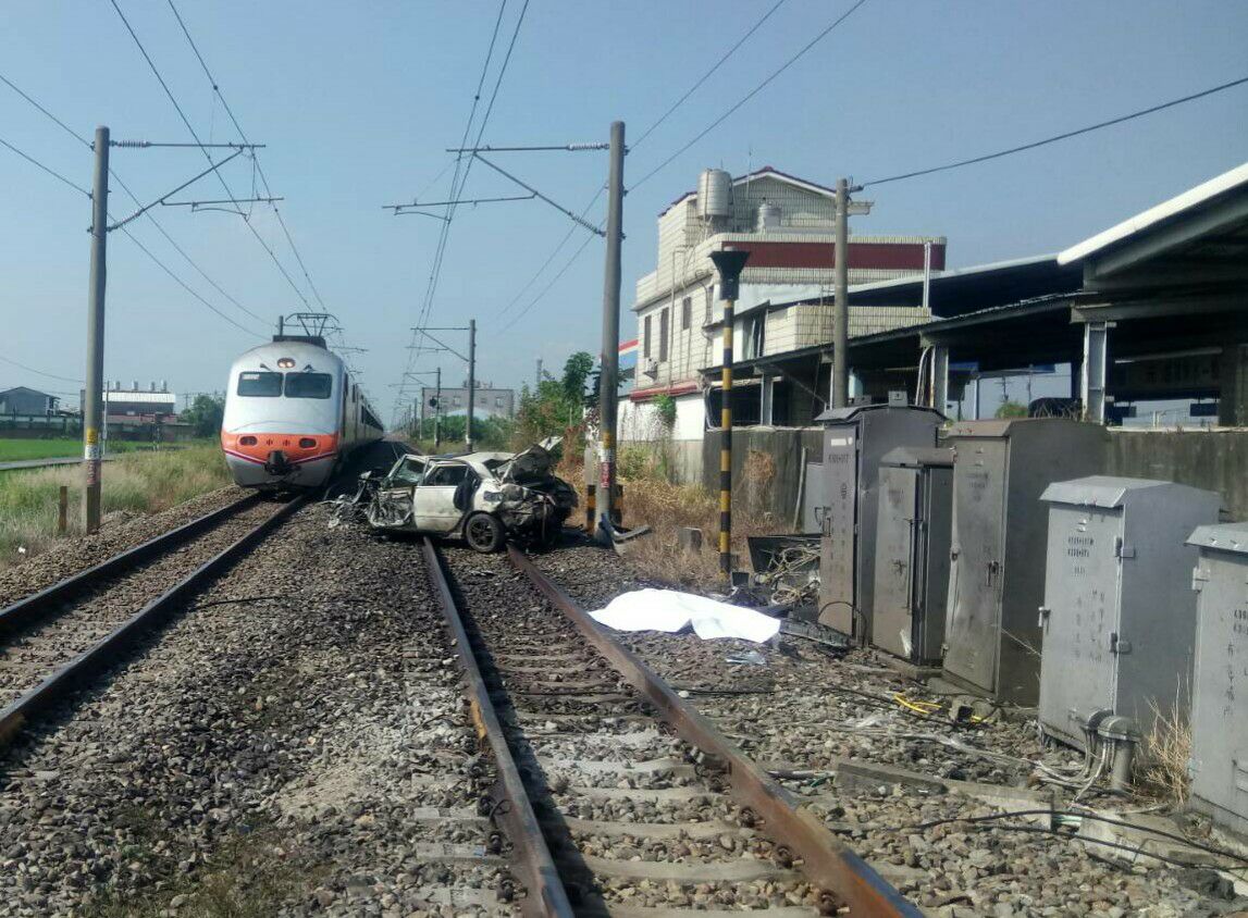 肇事轎車妨礙西線運行，工務段已通知怪手趕赴現場移出。 台鐵提供