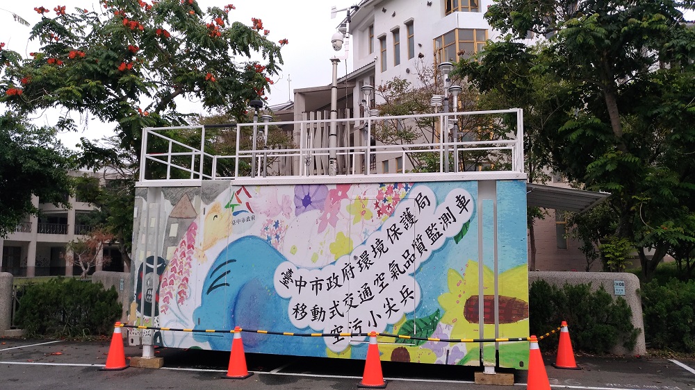 台中市環保局出動空品監測車．留意空氣品質的各項數值。 圖：台中市環保局提供