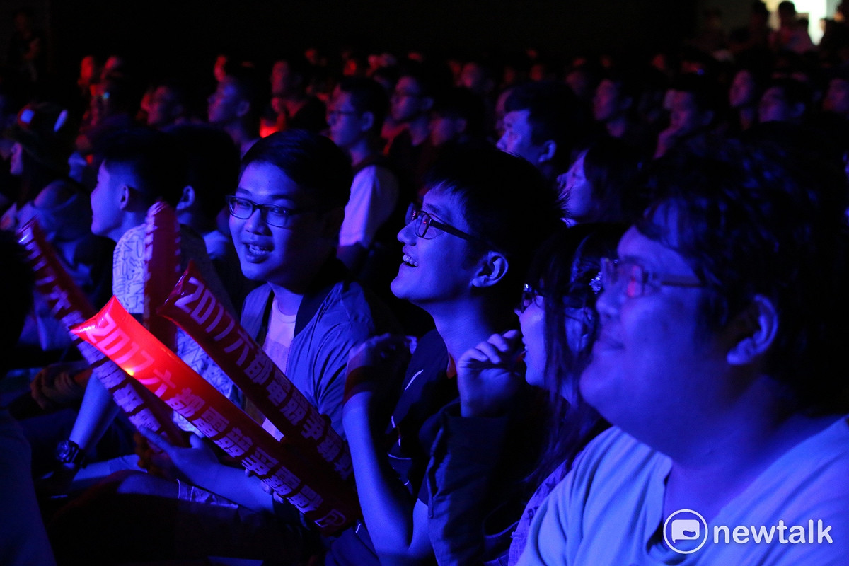 「ahq Fighter」奪冠瞬間，現場歡聲雷動。 圖：朱泓任/攝