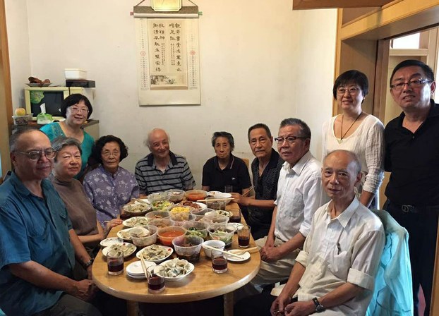 鮑彤（左7）與老人聚餐，十九大前，他將被官方加緊監控，並「被旅遊」。 圖：翻攝自RFA網站