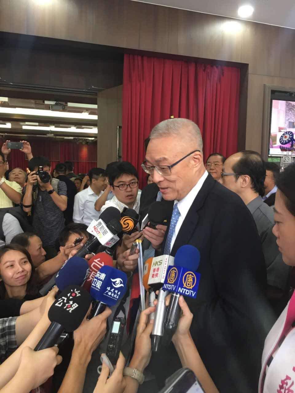 國民黨中常委選舉出現許多換票聯盟，黨主席吳敦義說，已請選監單位注意，只要有賄選一定要處分。換票若基於情義與友情，一起合作是人情之常，若有附加條件就一定要嚴格取締，這是最基本的原則。 圖：翻攝自吳敦義臉書