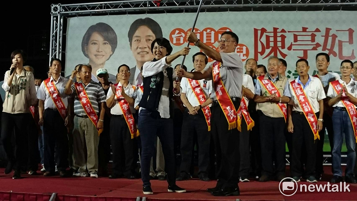 立委陳亭妃昨（17）日在北門、安定成立第14、15個後援會，全面挺進大北門區，為選情加溫。 圖：黃博郎/攝