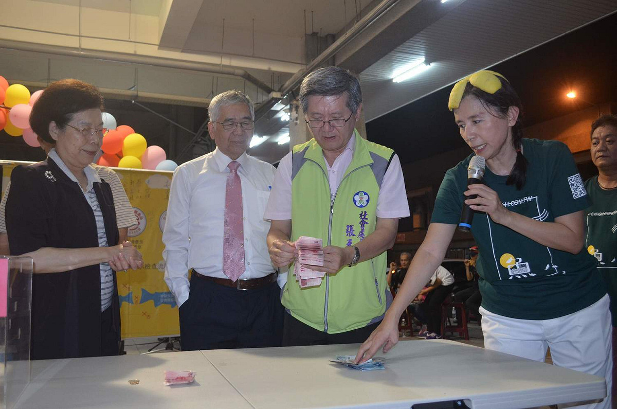 監察院長張博雅（左一）擔任嘉市魚市場中秋公益募款的善款清點見證人。 圖：蔡坤龍/攝