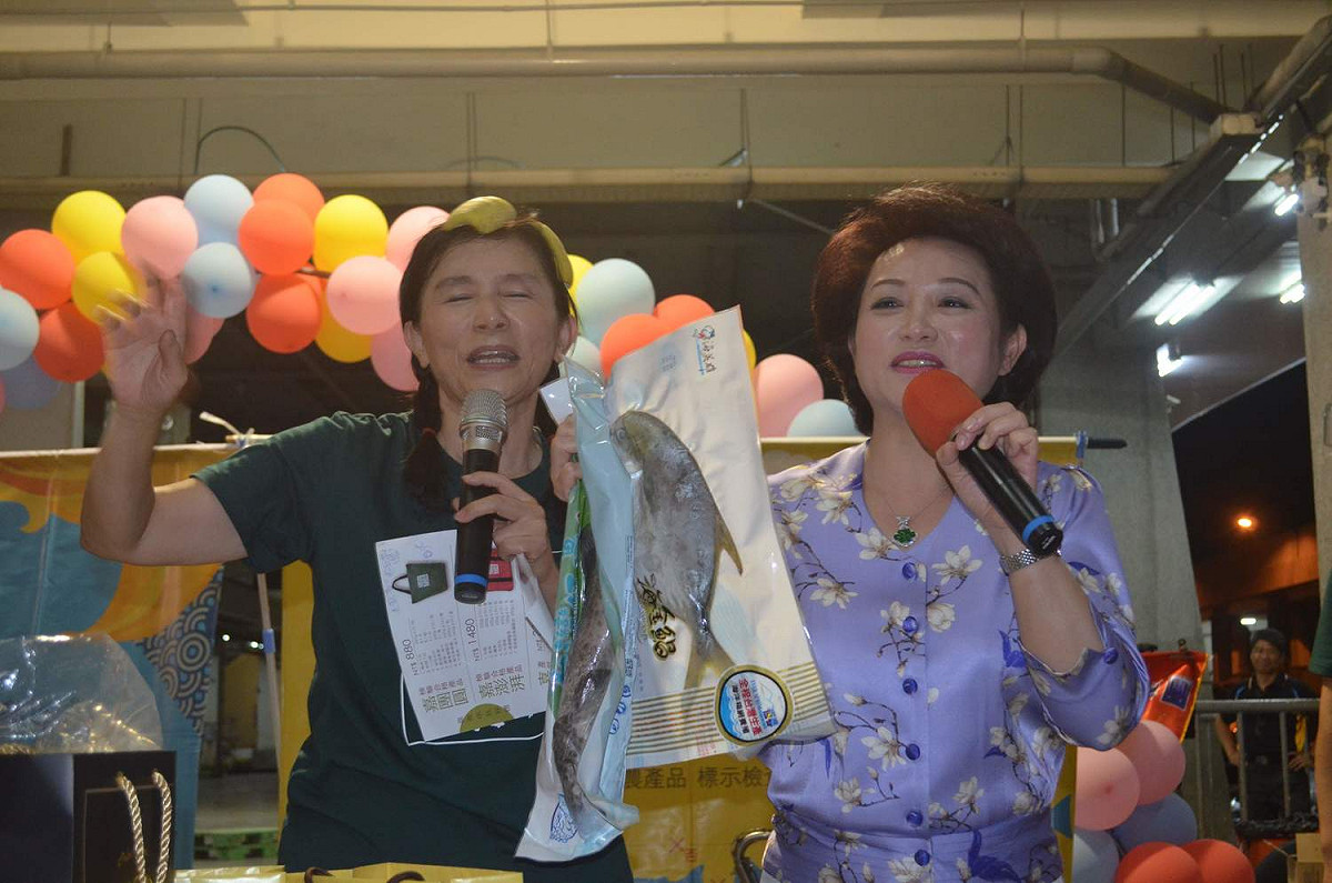 嘉義市議會議長蕭淑麗（右一）客串魚貨拍賣官。 圖：蔡坤龍/攝