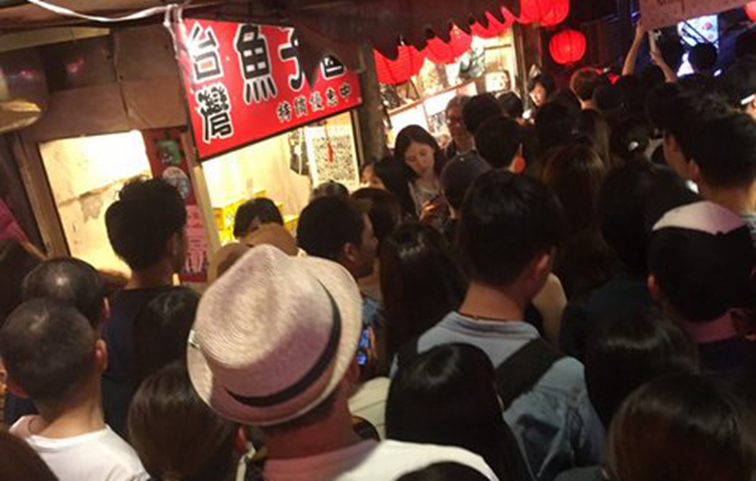 網友在PTT貼文表示假日到九份，整個都是日韓遊客，他走沒幾步路就被日客詢問詢問《神隱少女》取景的九份景點怎麼走，其他網友笑稱"這都是中客不來害的"。 圖：翻攝自PTT