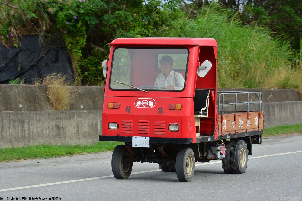 台中市農業局今年將補幫助「未加入產銷班」的農民購買小型農機，補助金額為機具單價的三分之一，小型農具包括中耕管理機、割草機、動力鏈鋸、電剪、蔬果分級機、農地搬運車等共有58項，圖為農用搬運車。 圖：Flickr提供志翔科技有限公司開放權限