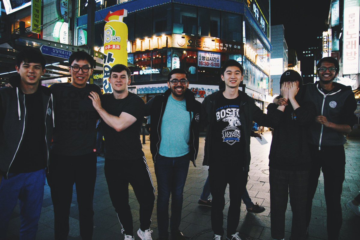 訓練賽過後，TSM全隊大啖韓國當地美食。 圖：翻攝自 TSM 官方推特